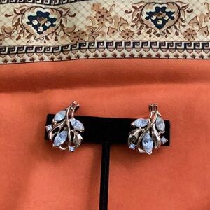 Attractive gold and clear stone earrings in very good condition